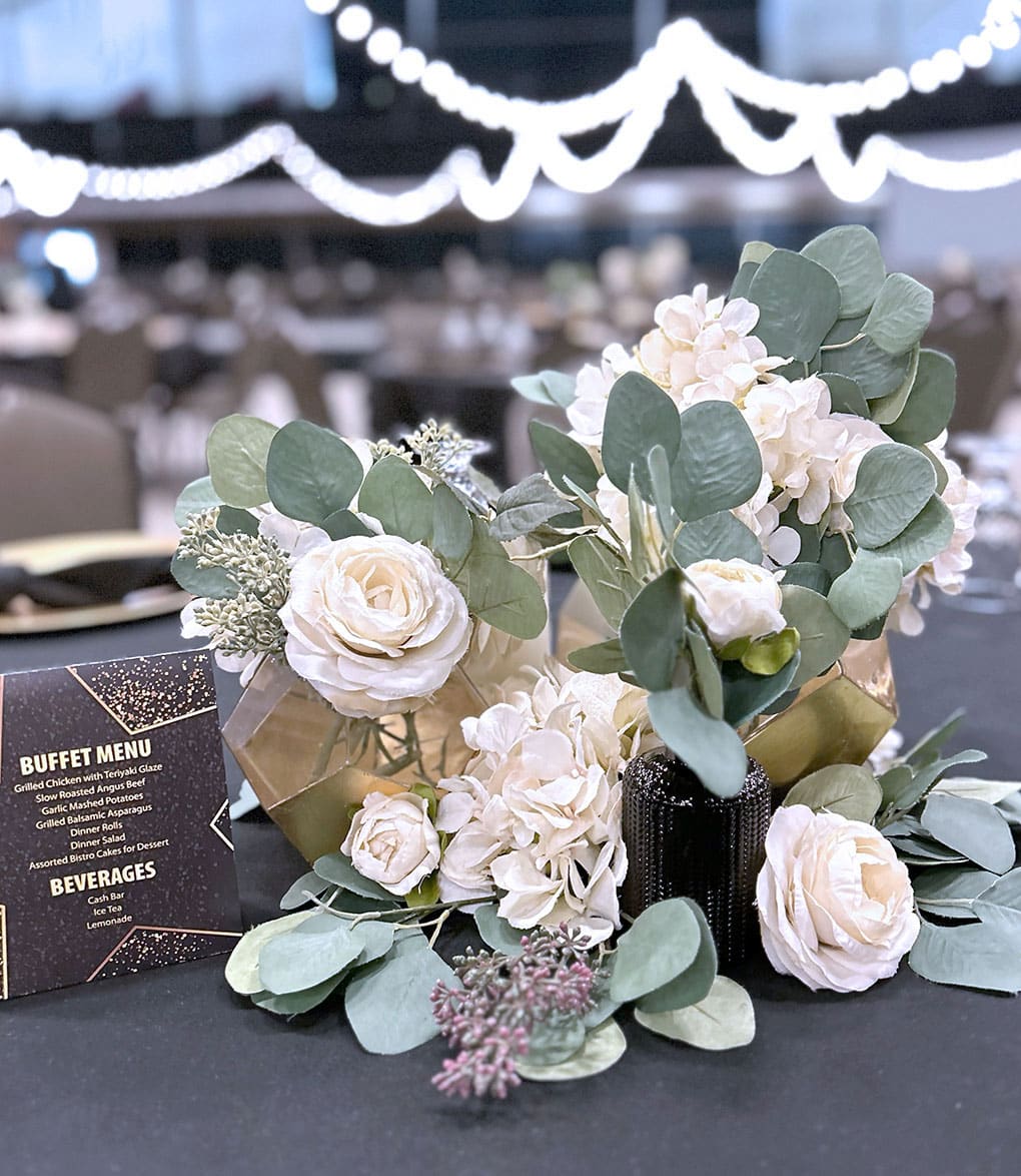 event-planning-sioux-falls-floral-centerpiece Floral centerpiece at a Sioux Falls corporate event planned by Hitch Studio.