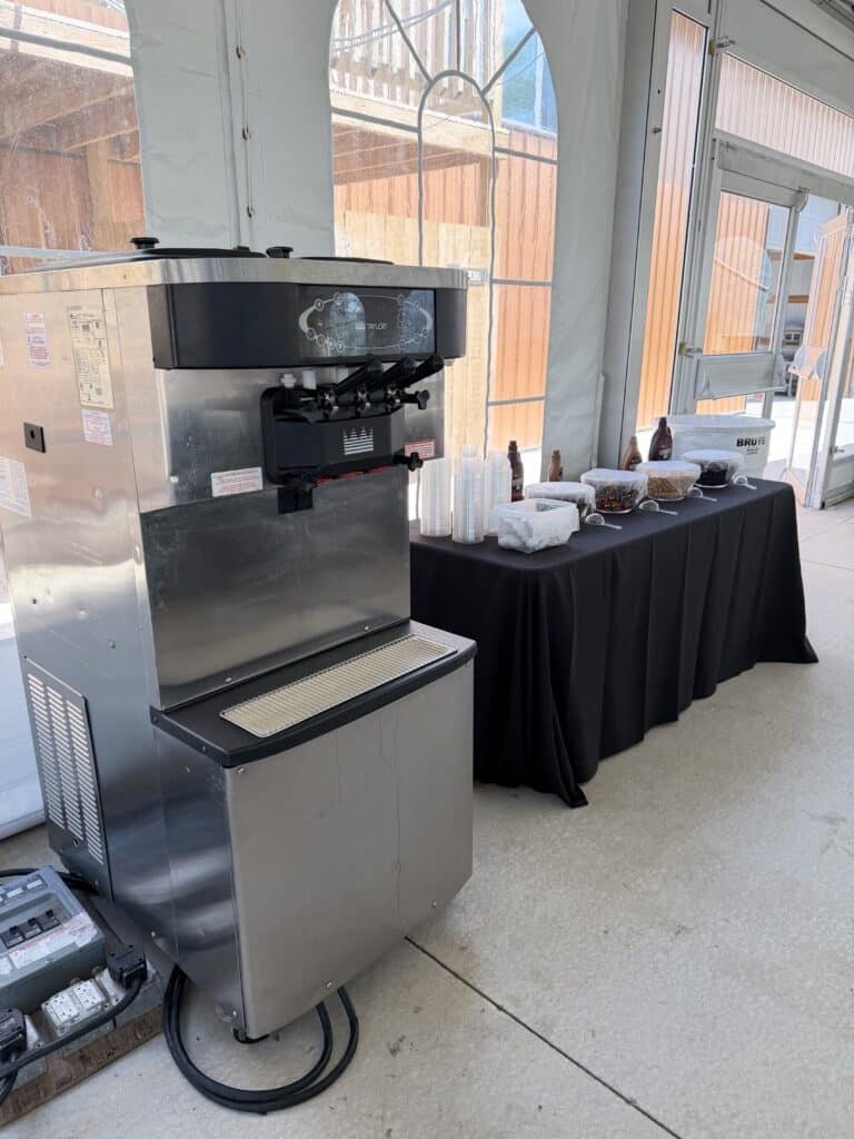 Stainless steel frozen yogurt machine with topping cups
