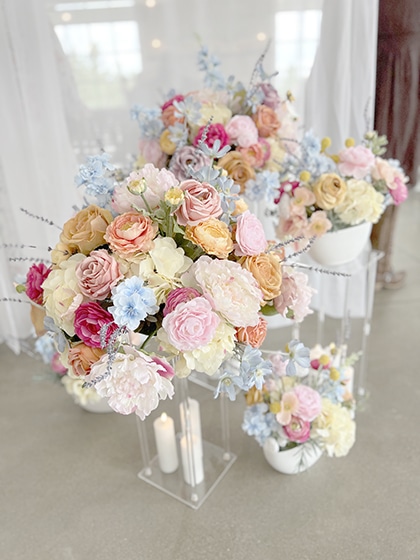 Pastel floral wedding arrangements with roses and hydrangeas